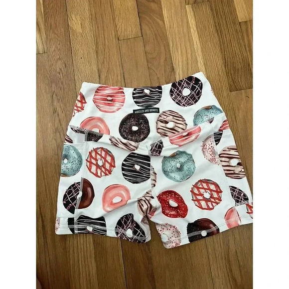 Muscles & Donuts Women's White Donuts Shorts Size Small - Picture 3 of 6